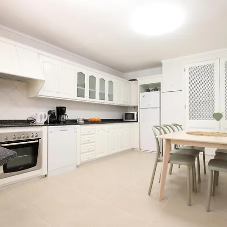 Relax Just Outside Recently Renovated By Renthousing Holiday home *